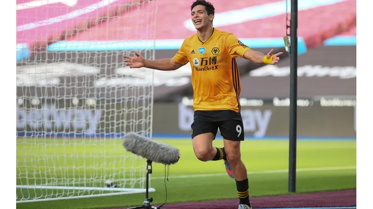 Raúl Jiménez festejando su gol en Wolverhampton (Getty)