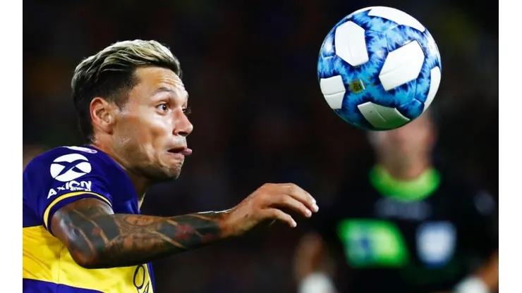 Mauro Zárate defendiendo la camiseta de Boca.