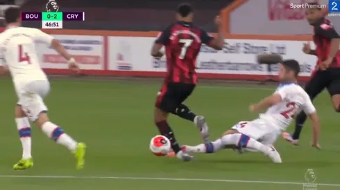 La terrible patada de Gary Cahill.