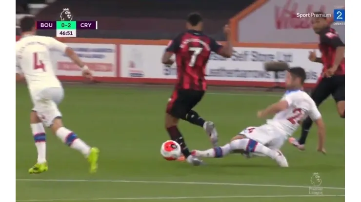 La terrible patada de Gary Cahill.