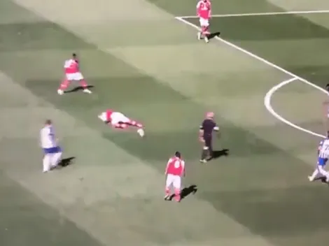 Es buenísimo: se puso en perrito para dejar pasar el balón