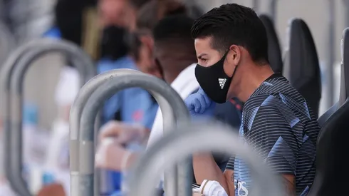 Foto de James Rodríguez en el banquillo de Real Madrid.