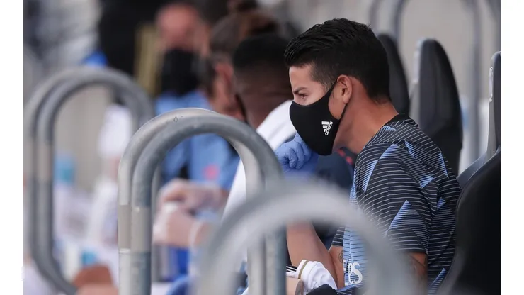 Foto de James Rodríguez en el banquillo de Real Madrid.