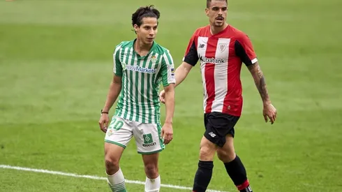 Betis era superado y el DT responsabilizó a los dos mexicanos