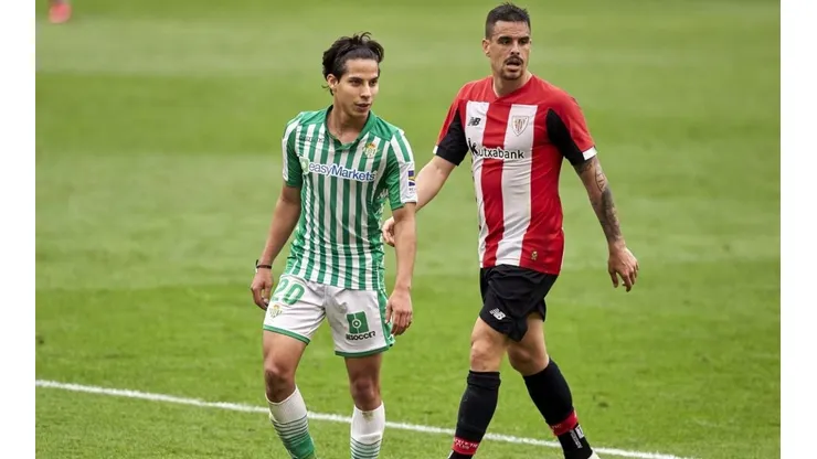 Betis era superado y el DT responsabilizó a los dos mexicanos