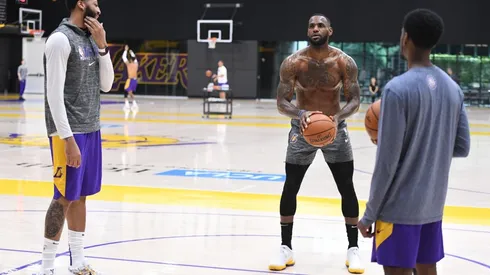 LeBron James entrenando con Anthony Davis (Getty)