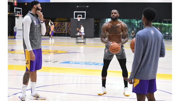 LeBron James entrenando con Anthony Davis (Getty)