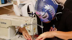 El Hijo del Soberano confecciona cubrebocas con diseños de luchadores. Foto: JamMedia