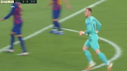 Ter Stegen yendo a buscar al área de Sevilla.