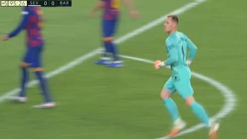 Ter Stegen yendo a buscar al área de Sevilla.