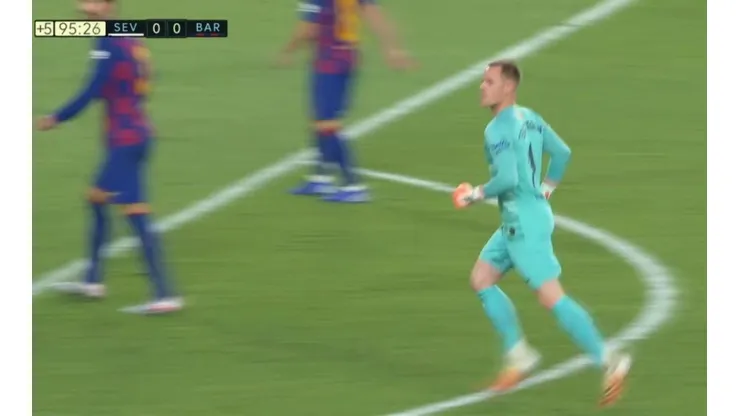 Ter Stegen yendo a buscar al área de Sevilla.