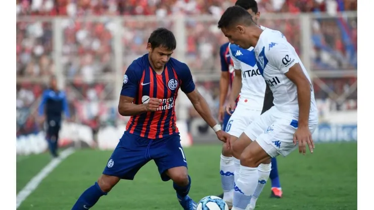 Ricardo Centurión en un partido de Vélez.