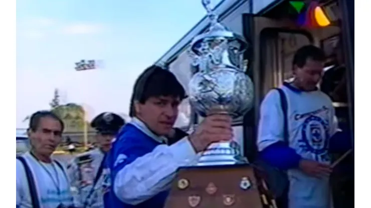 Luis Fernando Tena presume el trofeo de Campeón de Cruz Azul. Foto: Captura de pantalla