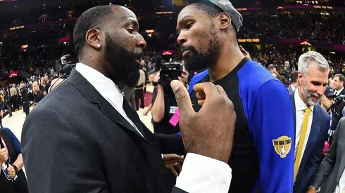 Kevin Durant junto a Kendrick Perkins (Getty)