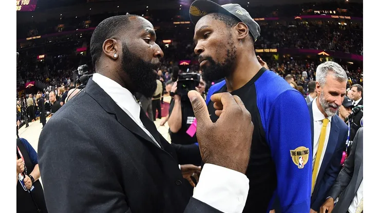 Kevin Durant junto a Kendrick Perkins (Getty)