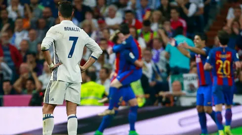 Foto de Cristiano Ronaldo mirando a los jugadores de Barcelona.