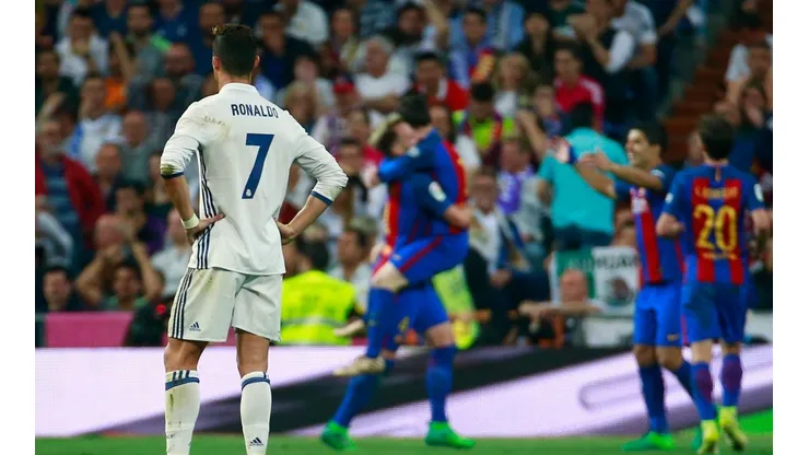 Foto de Cristiano Ronaldo mirando a los jugadores de Barcelona.