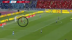 Cristiano intentó robarle el balón, pero el arquero del Napoli lo amagó