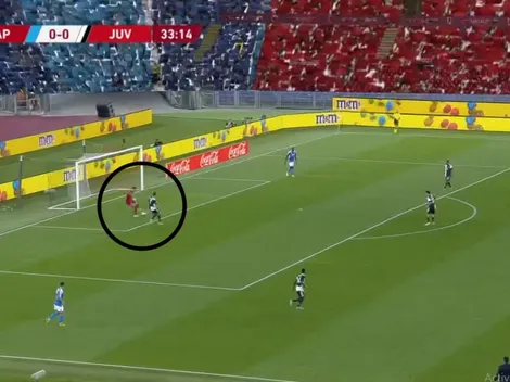 Cristiano intentó robarle el balón, pero el arquero del Napoli lo amagó