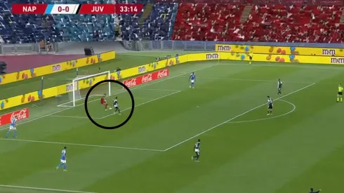 Cristiano intentó robarle el balón, pero el arquero del Napoli lo amagó