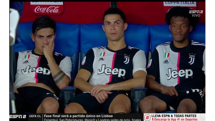Paulo Dybala, Cristiano Ronaldo y Juan Guillermo Cuadrado tras perder la final de Coppa Italia contra Juventus.