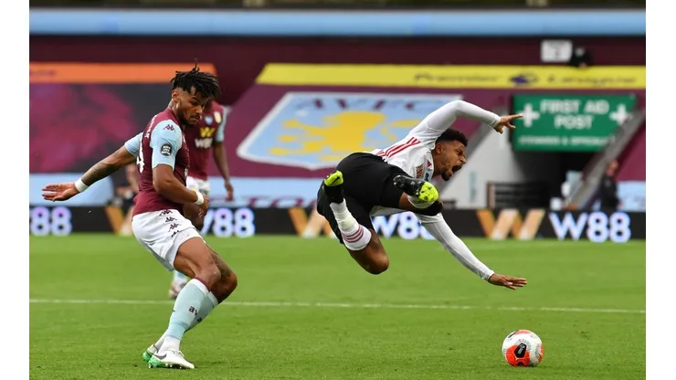 Con mucha polémica, Aston Villa y Sheffield reactivaron la Premier League