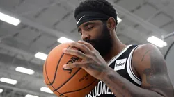 Kyrie sigue firme con ir en contra de la NBA