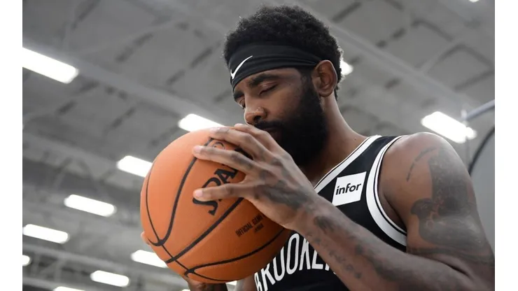 Kyrie sigue firme con ir en contra de la NBA