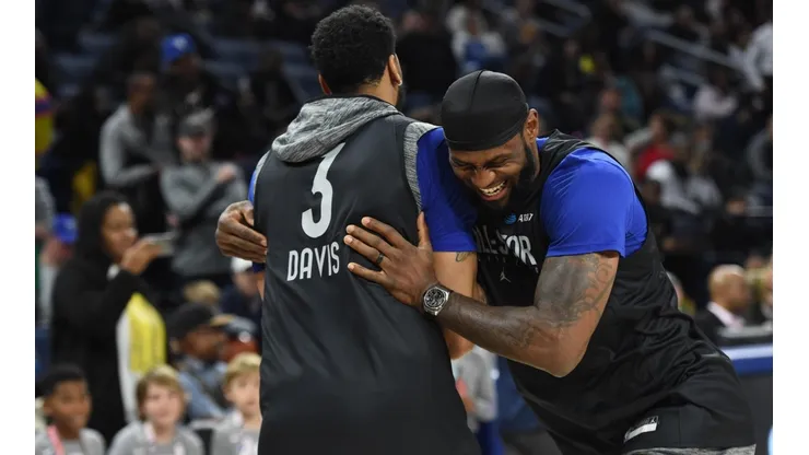 Athony Davis con LeBron James entre risas (Getty)
