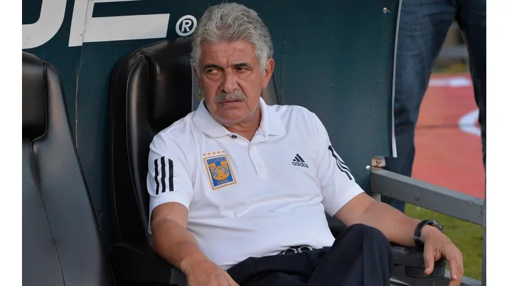 Ricardo Ferretti en el banco de suplentes del Volcán (Getty Images)