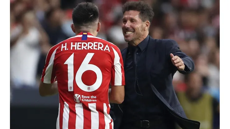 Héctor Herrera junto a Diego Simeone (Getty)