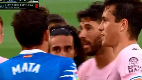 Bernardo Espinosa metió codazo criminal y fue expulsado en LaLiga