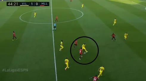 Mucha clase: Kubo no tenía salida e inventó un pase de caño