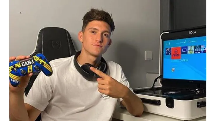 Balerdi subió foto jugando al FIFA y Fabra lo provocó: "Mi hijo más lejano"