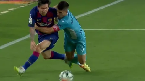 La única forma de pararlo: a Messi lo taclearon en pleno partido