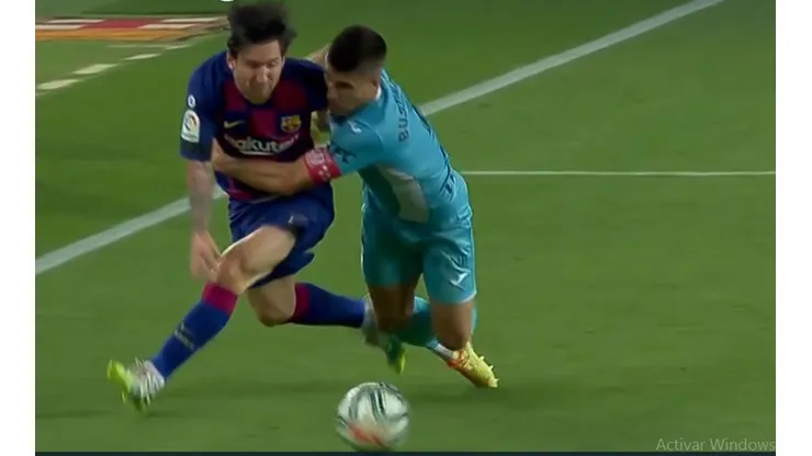 La única forma de pararlo: a Messi lo taclearon en pleno partido