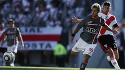 Foto de Gastón Fernández enfrentando a River.