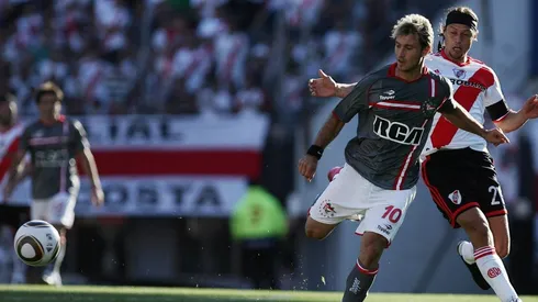Foto de Gastón Fernández enfrentando a River.