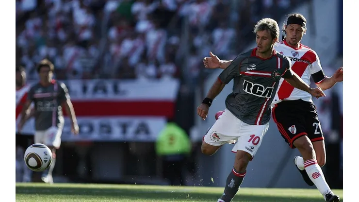 Foto de Gastón Fernández enfrentando a River.