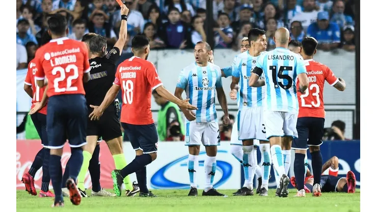 Foto de los jugadores de Racing enfrentando a Independiente.