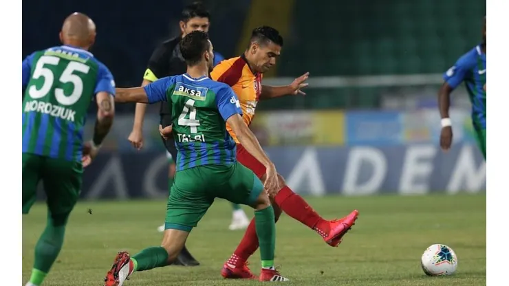 Radamel Falcao en el partido entre Rizespor y Galatasaray.