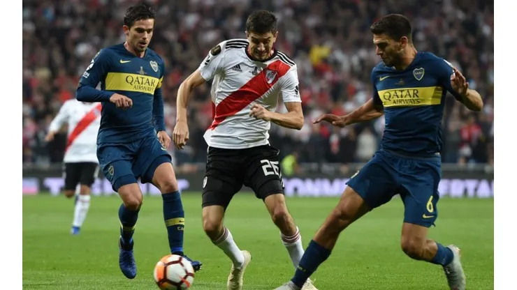 Lisandro Magallán marcando a Ignacio Fernández.