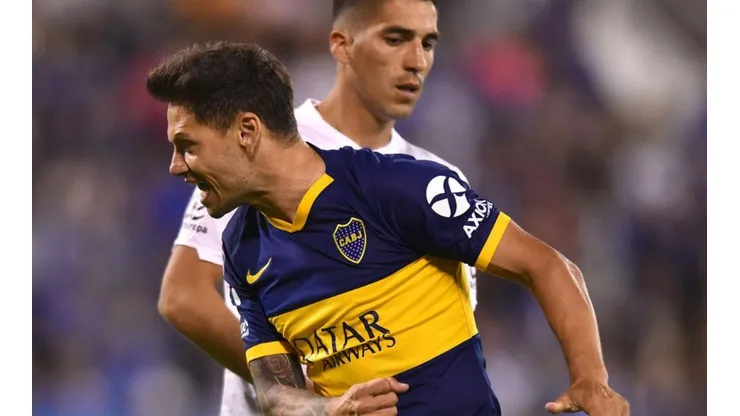 Mauro Zárate enfrentando a Vélez.