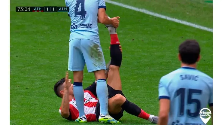 Santiago Arias y su gesto de compañerismo con un jugador rival.