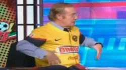 José Ramón Fernández tuvo que vestir la playera del América como pago de una apuesta. Foto: Captura de pantalla