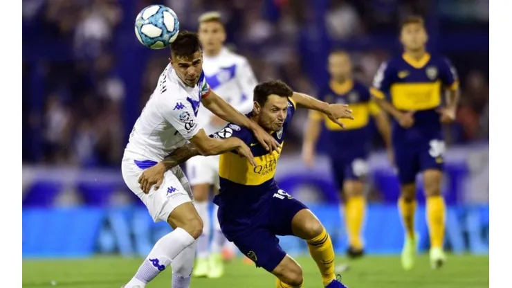 Mauro Zárate enfrentando a Vélez con Boca.