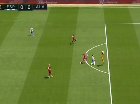 Volvió el fútbol, pero el arquero del Alavés se olvidó que la podía agarrar sólo en el área