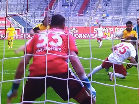 El balón le dio en el hombro, marcó un golazo y el VAR lo anuló por mano