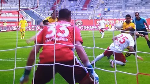 El balón le dio en el hombro, marcó un golazo y el VAR lo anuló por mano