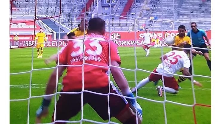 El balón le dio en el hombro, marcó un golazo y el VAR lo anuló por mano